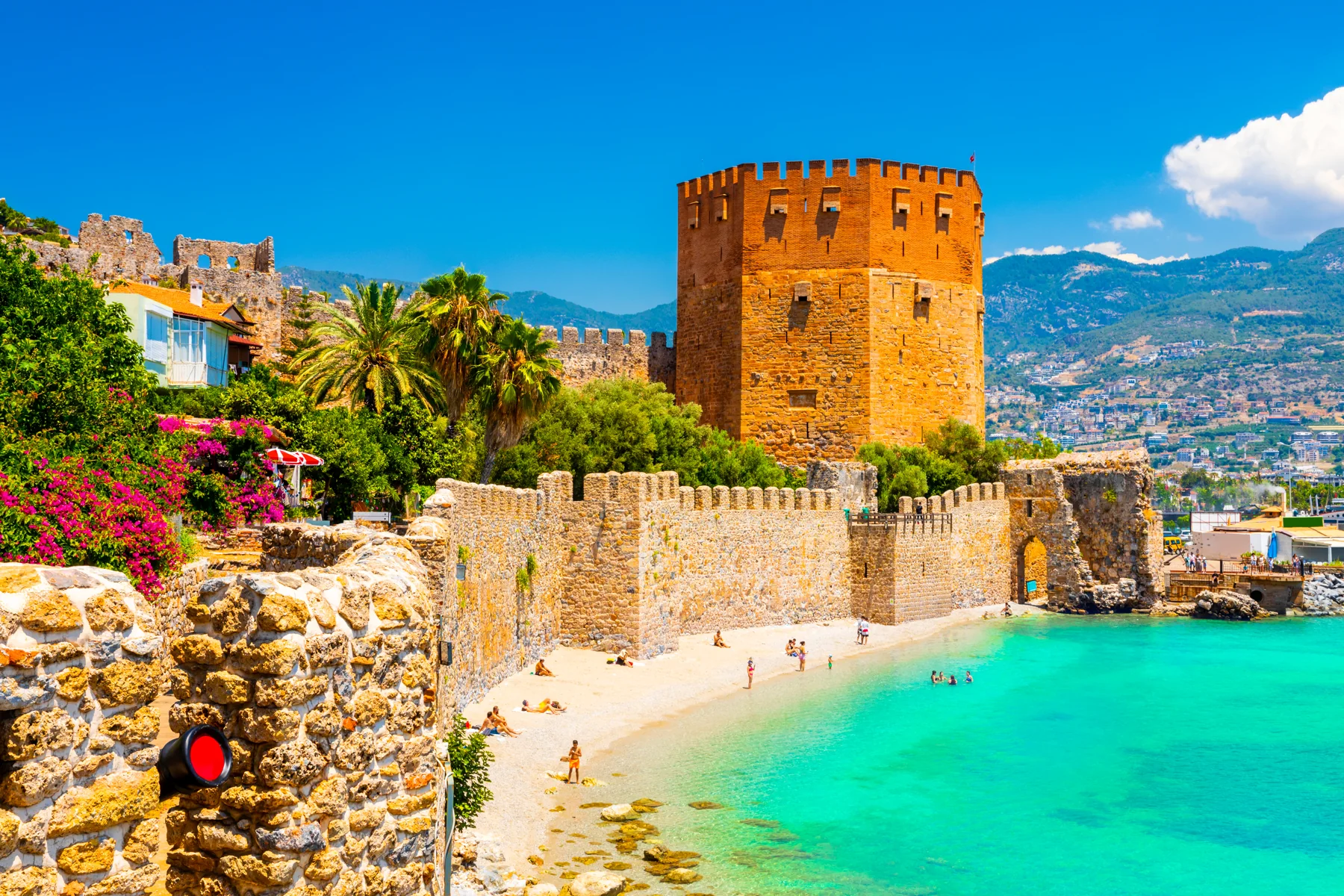 panoramablick auf den hafen von alanya an einem schönen sommertag. alanya, türkei